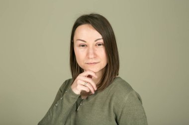 Hoş bir sohbet sırasında genç ve güzel bir bayanın duyguları.