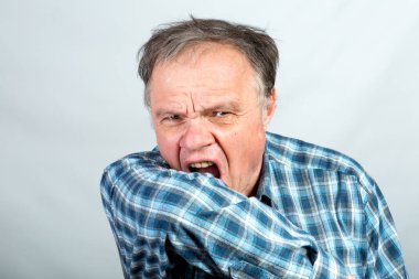 Bir salgın sırasında, insan doğru öksürmelidir.