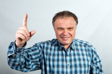Bir insan, salgın sırasında virüsün etkilerinden kendini kolayca ve basitçe nasıl koruyacağını biliyordu.