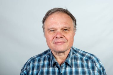 Orta yaşlı bir adamın viral bir salgına nasıl karşı koyacağını düşünmesi. Salgın sırasında hiciv ve mizah