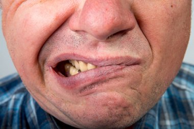 Yüzü salgın sırasında maske ile maskelendiği için orta yaşlı bir adamın yüzü diğerlerine görünmeyen farklı duygular. Salgın sırasında hiciv ve mizah