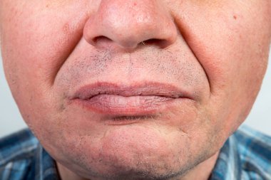 Yüzü salgın sırasında maske ile maskelendiği için orta yaşlı bir adamın yüzü diğerlerine görünmeyen farklı duygular. Salgın sırasında hiciv ve mizah