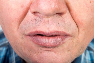 Yüzü salgın sırasında maske ile maskelendiği için orta yaşlı bir adamın yüzü diğerlerine görünmeyen farklı duygular. Salgın sırasında hiciv ve mizah