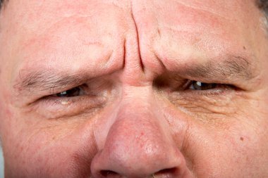 Orta yaşlı bir adamın üst yüzü için farklı duygular. Salgın sırasında hiciv ve mizah