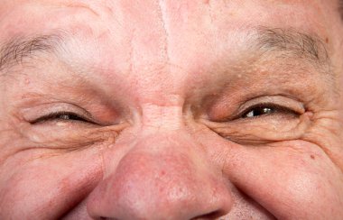 Orta yaşlı bir adamın üst yüzü için farklı duygular. Salgın sırasında hiciv ve mizah