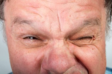 Orta yaşlı bir adamın üst yüzü için farklı duygular. Salgın sırasında hiciv ve mizah