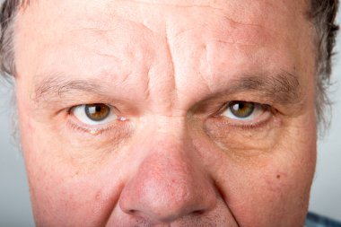 Orta yaşlı bir adamın üst yüzü için farklı duygular. Salgın sırasında hiciv ve mizah