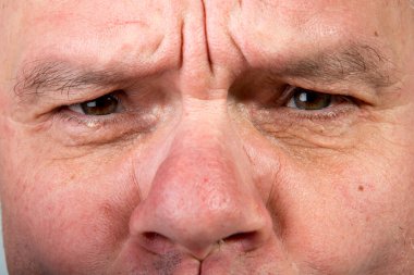 Orta yaşlı bir adamın üst yüzü için farklı duygular. Salgın sırasında hiciv ve mizah