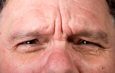 Orta yaşlı bir adamın üst yüzü için farklı duygular. Salgın sırasında hiciv ve mizah