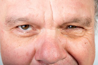 Orta yaşlı bir adamın üst yüzü için farklı duygular. Salgın sırasında hiciv ve mizah