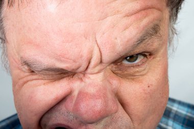 Orta yaşlı bir adamın üst yüzü için farklı duygular. Salgın sırasında hiciv ve mizah