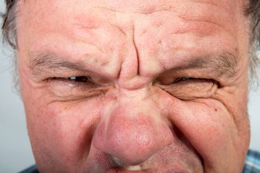 Orta yaşlı bir adamın üst yüzü için farklı duygular. Salgın sırasında hiciv ve mizah