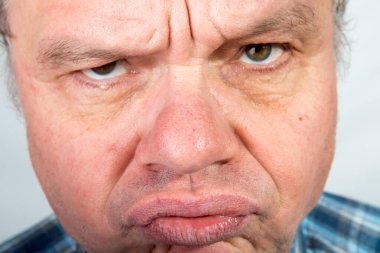 Orta yaşlı bir adamın duyguları işte. Salgın sırasında hiciv ve mizah