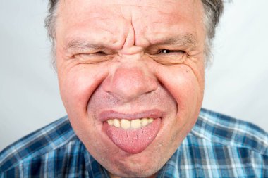 Orta yaşlı bir adamın duyguları işte. Salgın sırasında hiciv ve mizah