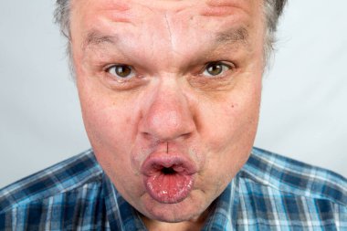 Orta yaşlı bir adamın duyguları işte. Salgın sırasında hiciv ve mizah