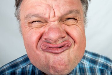 Orta yaşlı bir adamın duyguları işte. Salgın sırasında hiciv ve mizah