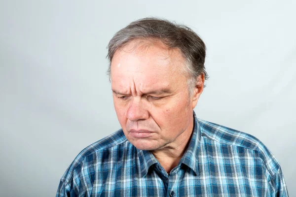 Las Emociones Hombre Mediana Edad Cuando Piensa Cómo Contrarrestar Una — Foto de Stock