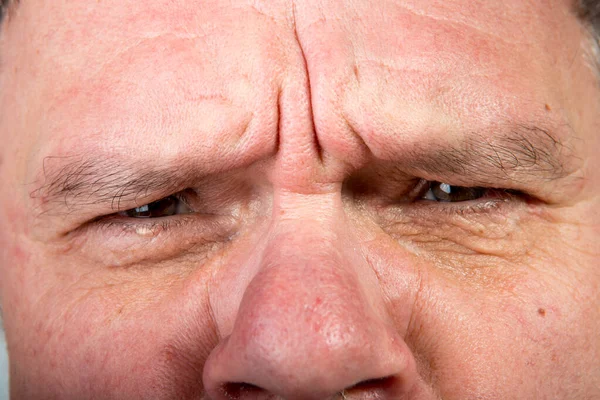 Orta yaşlı bir adamın üst yüzü için farklı duygular. Salgın sırasında hiciv ve mizah