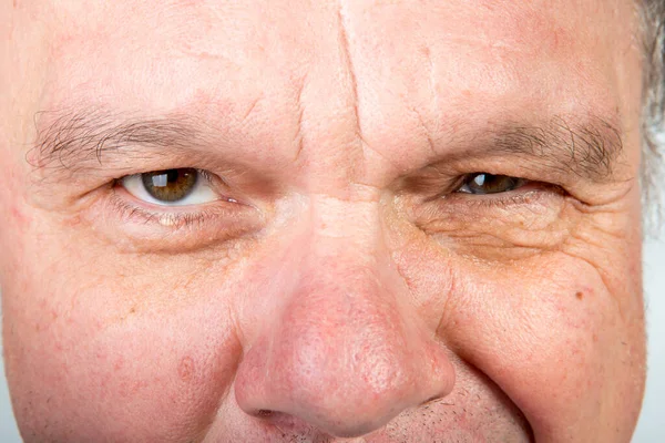 Orta yaşlı bir adamın üst yüzü için farklı duygular. Salgın sırasında hiciv ve mizah