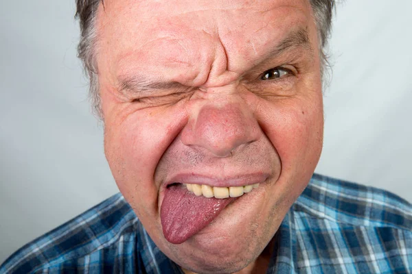 Orta yaşlı bir adamın duyguları işte. Salgın sırasında hiciv ve mizah