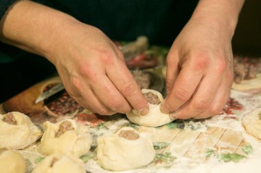 Karantina ve tecrit süresince evde nasıl sıkılmazsın? Ukrayna tarifine göre belyashes pişirmek için hobiler. Adım 5. Ellerinle modellik yap ve her bir göbeği şekillendir..
