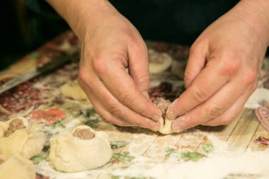 Karantina ve tecrit süresince evde nasıl sıkılmazsın? Ukrayna tarifine göre belyashes pişirmek için hobiler. Adım 5. Ellerinle modellik yap ve her bir göbeği şekillendir..