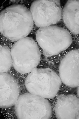 Karantina ve izolasyon süresince evde nasıl zaman geçireceksin? Yemek pişirmek için hobiler. Adım 8. Belyashlar yüksek sıcaklıkta kızartılmış tavada köpüren sebze yağıyla pişirilir ve eller onları çatalla çevirir.