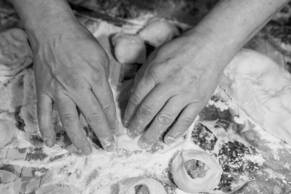 Как не скучать дома во время карантина и изоляции? Хобби по приготовлению беляшей по украинскому рецепту Шаг 5. Моделирование руками и формирование каждого беляша
.