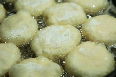 Karantina ve izolasyon süresince evde nasıl zaman geçireceksin? Yemek pişirmek için hobiler. Adım 8. Belyashlar yüksek sıcaklıkta kızartılmış tavada köpüren sebze yağıyla pişirilir ve eller onları çatalla çevirir.
