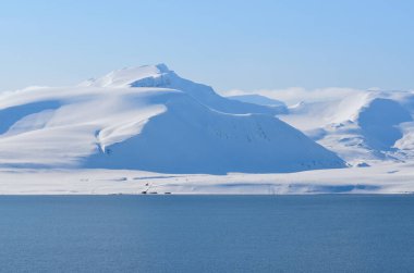 Svalbard adasında sonsuz karlı fiyortlar ve dağlar
