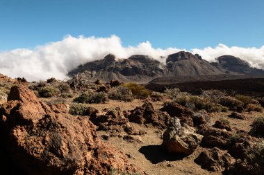 Tenerife 'de Teide Volkanı üzerindeki bulutlar