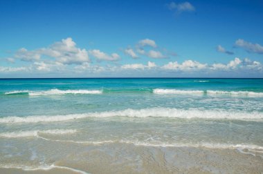 Güzel dalgalar ve bulutlarla Karayipler 'in deniz manzarası