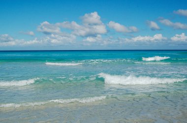 Güzel dalgalar ve bulutlarla Karayipler 'in deniz manzarası