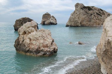 Kıbrıs 'ta Akdeniz kıyısındaki kayalıklar