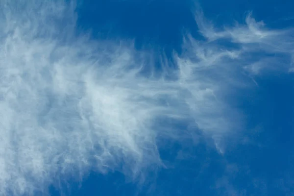 Langit Biru Musim Panas Dengan Awan Yang Indah — Stok Foto