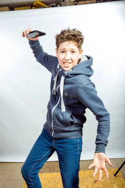 Cep Telefonu Kullanan Genç Bir Adamın Duyguları Neşesi Gri Spor — Stok fotoğraf