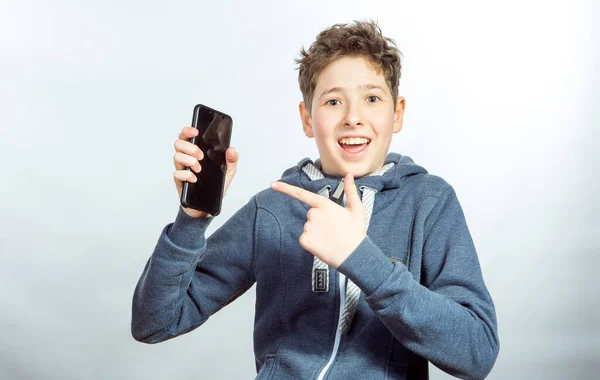Cep Telefonu Kullanan Genç Bir Adamın Duyguları Neşesi Gri Spor — Stok fotoğraf