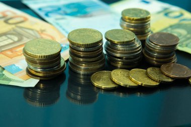 Sistemik finansal kriz. Siyah camda yansıması olan banknotlar ve paralar..