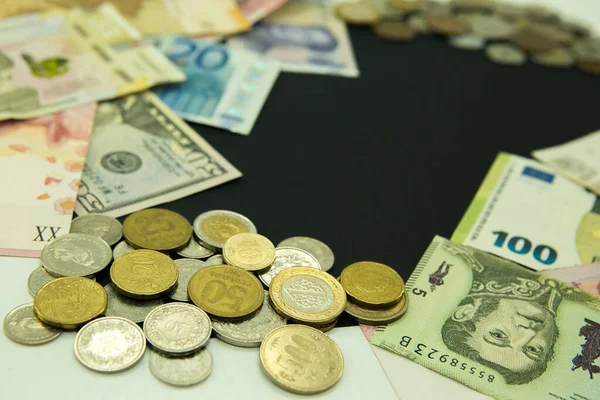 Sistemik Finansal Kriz Siyah Zemin Üzerinde Farklı Ülkelerin Banknotları Sikkeleri — Stok fotoğraf