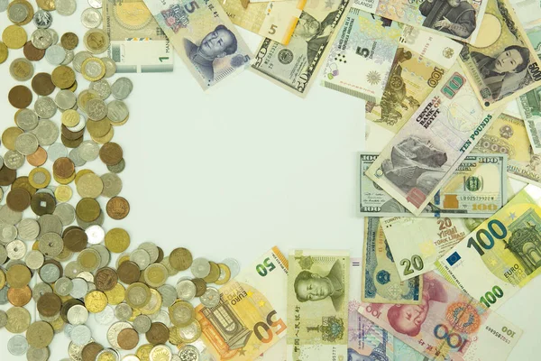 Sistemik Finansal Kriz Beyaz Zemin Üzerinde Farklı Ülkelerin Banknotları Paraları — Stok fotoğraf