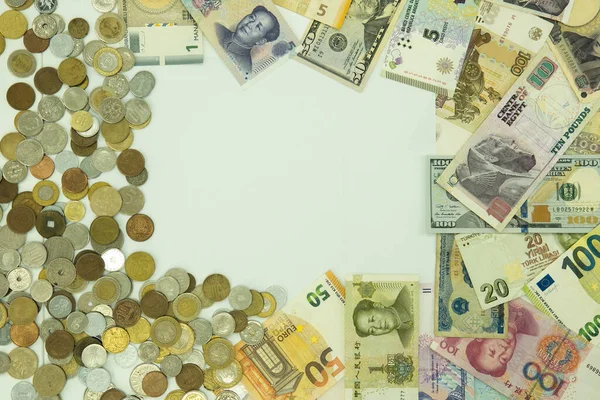 Sistemik Finansal Kriz Beyaz Zemin Üzerinde Farklı Ülkelerin Banknotları Paraları — Stok fotoğraf