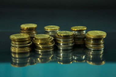 Finansal kriz. Farklı ülkelerin bozuk para kolonları cama yansıyor.