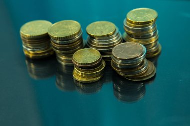Finansal kriz. Farklı ülkelerin bozuk para kolonları cama yansıyor.