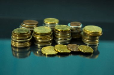 Finansal kriz. Farklı ülkelerin bozuk para kolonları cama yansıyor.