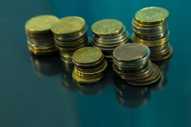 Finansal kriz. Farklı ülkelerin bozuk para kolonları cama yansıyor.