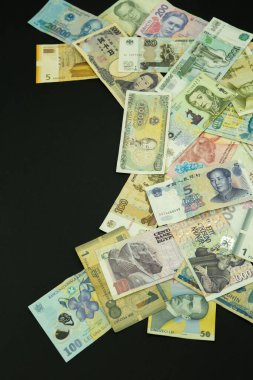 Sistemik finansal kriz. Siyah arka planda farklı ülkelerin banknotları.