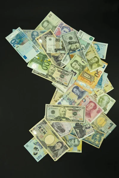 Sistemik Finansal Kriz Siyah Arka Planda Farklı Ülkelerin Banknotları — Stok fotoğraf