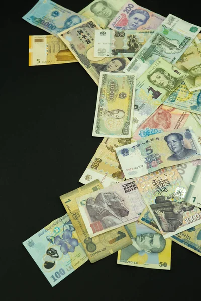 Sistemik Finansal Kriz Siyah Arka Planda Farklı Ülkelerin Banknotları — Stok fotoğraf