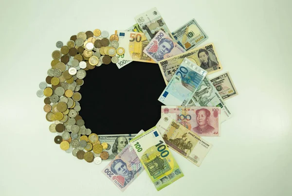 Dünya Ekonomik Krizi Farklı Ülkelerin Banknotları Sikkeleri Beyaz Bir Zemin — Stok fotoğraf