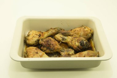 Akşam yemeği. Soya soslu fırında tavuk budu..